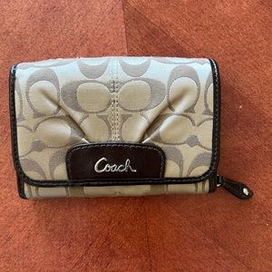 Medium Coach wallet in beige signature C’s